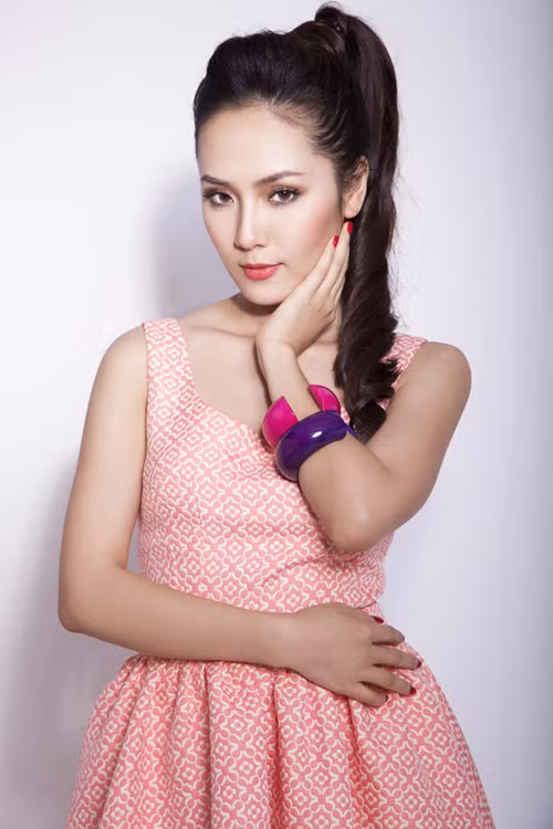 Phương Linh khoe vẻ đẹp không tỳ vết trong bộ váy cùng phụ kiện trẻ trung Xem thêm: "Gái hai con" Jessica Alba/Mai Thu Huyền khoe vẻ đẹp dịu dàng/Gái một con "Én nhỏ" Phương Linh khoe vẻ đẹp không tỳ vết trong bộ váy cùng phụ kiện trẻ trung Xem thêm: "Gái hai con" Jessica Alba/Mai Thu Huyền khoe vẻ đẹp dịu dàng/Gái một con "Én nhỏ"