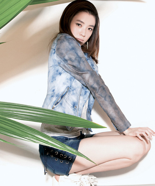 Cực khỏe khoắn trong một thiết kế áo da, với những vết loang độc đáo cùng short bò. Xem them: Sao Hollywood/Sao Việt mặc đẹp/Sao Hoa ngữ Cực khỏe khoắn trong một thiết kế áo da, với những vết loang độc đáo cùng short bò. Xem them: Sao Hollywood/Sao Việt mặc đẹp/Sao Hoa ngữ