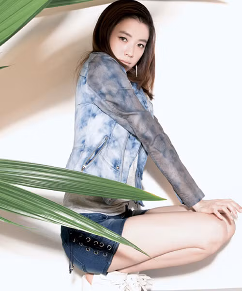 Cực khỏe khoắn trong một thiết kế áo da, với những vết loang độc đáo cùng short bò. Xem them: Sao Hollywood/Sao Việt mặc đẹp/Sao Hoa ngữ