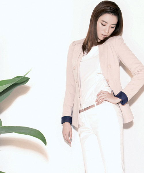 Gam màu nude và trắng kết hợp ăn ý với nhau Xem them: Sao Hollywood/Sao Việt mặc đẹp/Sao Hoa ngữ Gam màu nude và trắng kết hợp ăn ý với nhau Xem them: Sao Hollywood/Sao Việt mặc đẹp/Sao Hoa ngữ