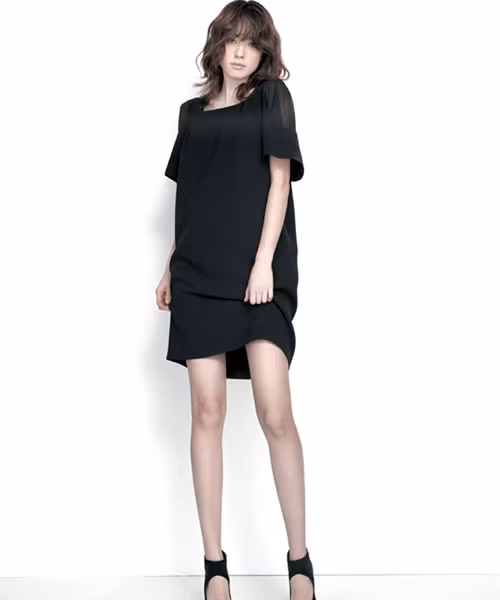 Hay khoe chân trong những chiếc váy oversize Xem them: Sao Hollywood/Sao Việt mặc đẹp/Sao Hoa ngữ