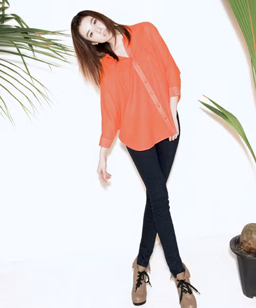 Phá cách với sơ mi rộng, skinny jeans và boot buộc dây Xem them: Sao Hollywood/Sao Việt mặc đẹp/Sao Hoa ngữ