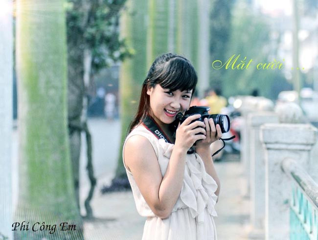 Mái tóc ngang vai với mái ngố dễ thương, Lệ Chi khoe vẻ trong sáng và vô cùng dễ thương.