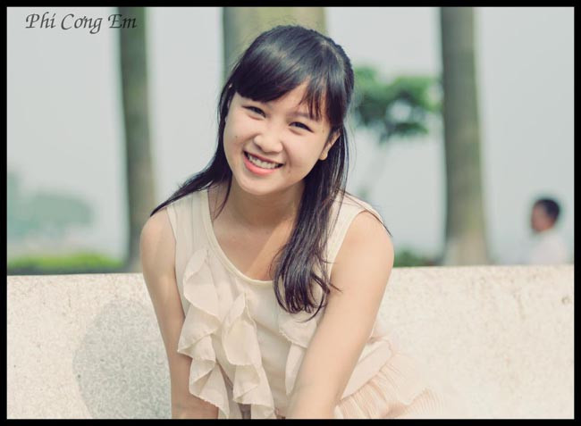 Cô bé với má lúm đồng tiền nhỏ xinh luôn nở nụ cười rực rỡ và tạo cảm giác vui tươi cho người đối diện.