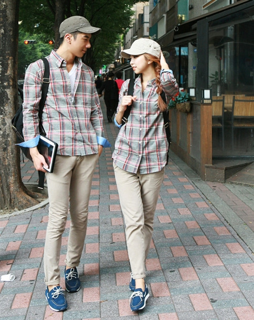 Sơ mi kẻ, quần, balo, giày... Sẽ rất nổi bật và không cần phải nói gì nhiều về tình yêu của bạn! Sơ mi kẻ, quần, balo, giày... Sẽ rất nổi bật và không cần phải nói gì nhiều về tình yêu của bạn!