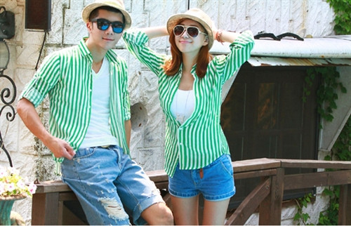 Phong cách với sơ mi kẻ và áo pull trắng bên trong Phong cách với sơ mi kẻ và áo pull trắng bên trong