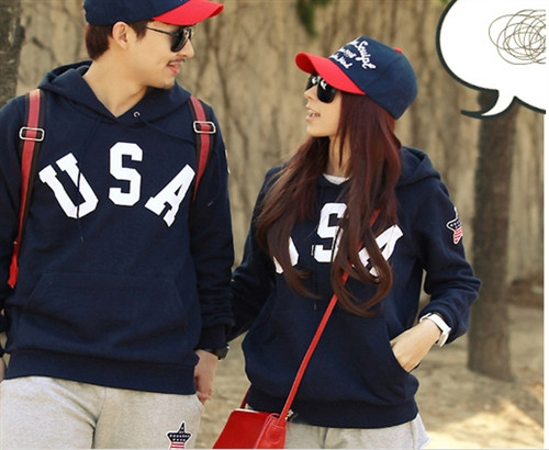 Phong cách thể thao với áo rộng và mũ lưỡi trai. Phong cách thể thao với áo rộng và mũ lưỡi trai.