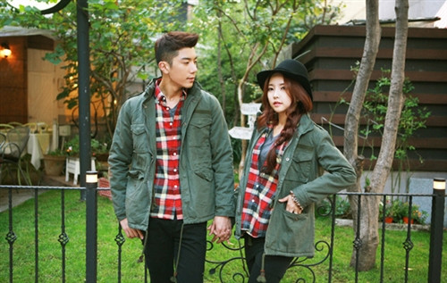 Style quân đội đang làm mưa làm gió trong giới teen. Cùng chàng làm mới mình với áo màu bộ đội kết hợp cùng sơ mi kẻ bên trong Xem thêm: Đồ đôi siêu ngọt ngào cho ngày Lễ Tình Nhân (P1)/Nội y cho ngày Valentine/Cặp đôi mùa Đông/Những cặp đôi sành điệu của năm 2011 Style quân đội đang làm mưa làm gió trong giới teen. Cùng chàng làm mới mình với áo màu bộ đội kết hợp cùng sơ mi kẻ bên trong Xem thêm: Đồ đôi siêu ngọt ngào cho ngày Lễ Tình Nhân (P1)/Nội y cho ngày Valentine/Cặp đôi mùa Đông/Những cặp đôi sành điệu của năm 2011