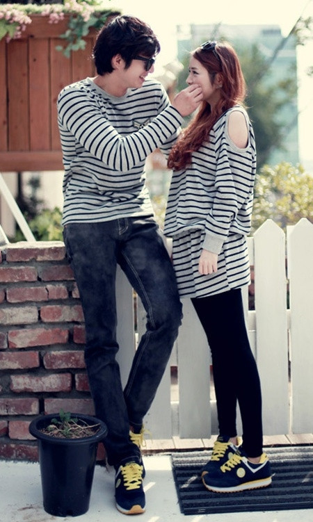 Lôi cuốn với họa tiết kẻ ngang và những mẫu áo pull nhiều kiểu dáng như rộng, dài... Những đường kẻ luôn tạo sự nổi bật mỗi nơi bạn xuất hiện. Xem thêm: Đồ đôi siêu ngọt ngào cho ngày Lễ Tình Nhân (P1)/Nội y cho ngày Valentine/Cặp đôi mùa Đông/Những cặp đôi sành điệu của năm 2011 Lôi cuốn với họa tiết kẻ ngang và những mẫu áo pull nhiều kiểu dáng như rộng, dài... Những đường kẻ luôn tạo sự nổi bật mỗi nơi bạn xuất hiện. Xem thêm: Đồ đôi siêu ngọt ngào cho ngày Lễ Tình Nhân (P1)/Nội y cho ngày Valentine/Cặp đôi mùa Đông/Những cặp đôi sành điệu của năm 2011