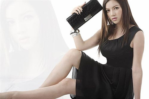 Bạn có thể chọn trang phục đen. Nếu thấy hơi “tang tóc”, bạn có thể chọn những màu tối khác như màu xanh hải quân hoặc màu đỏ tía. Ảnh: fstyle Bạn có thể chọn trang phục đen. Nếu thấy hơi “tang tóc”, bạn có thể chọn những màu tối khác như màu xanh hải quân hoặc màu đỏ tía. Ảnh: fstyle