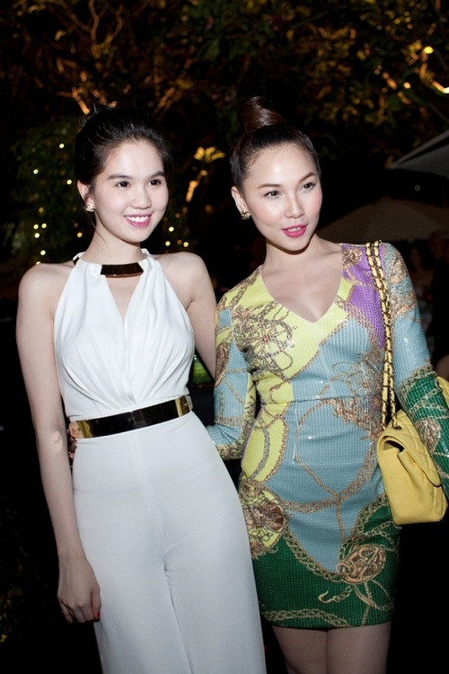 Bộ jumsuit trắng hài hòa với trang sức đúc khiến Ngọc Trinh nổi bật, thanh lịch.