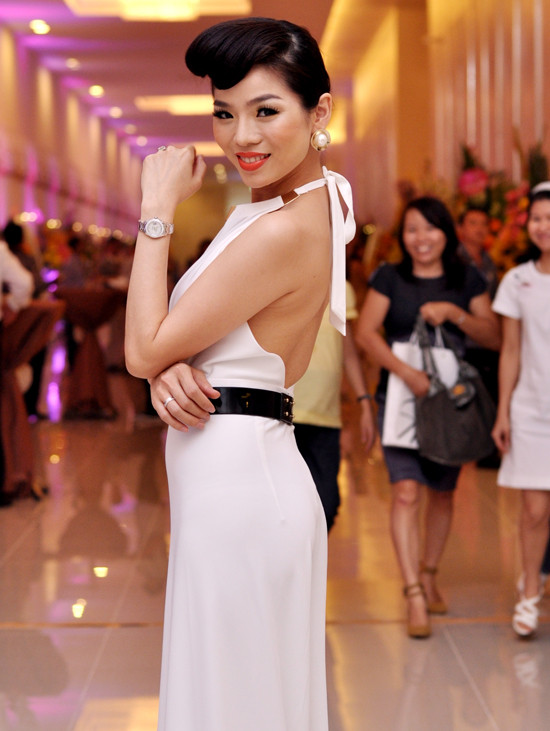 Trong khi đó, Lệ Quyên gợi cảm không kém, kèm thêm chút mặn mà của "gái một con". Xem thêm: Sao đụng hàng/Bạn thân Ngọc Trinh/Ai soán ngôi "yêu nữ hàng hiệu" của Ngọc Trinh?