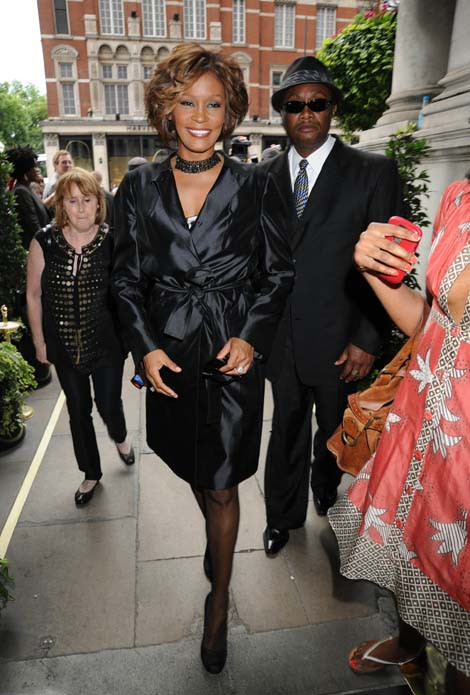 Diva sang trọng với măng tô đen đơn giản