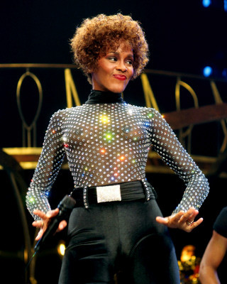 Đây mới đúng là cô nàng da nâu có giọng hát đốt cháy cả thế giới! Phong cách thời trang của cô đã thay đổi theo năm tháng, nhưng vẫn không thể lẫn vào đâu được,