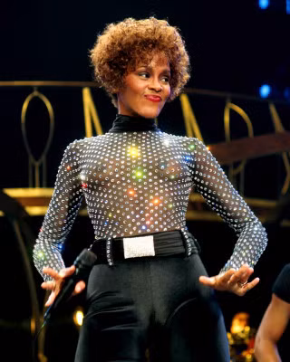 Đây mới đúng là cô nàng da nâu có giọng hát đốt cháy cả thế giới! Phong cách thời trang của cô đã thay đổi theo năm tháng, nhưng vẫn không thể lẫn vào đâu được,