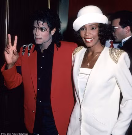 Whitney và người bạn thân, ngôi sao nhạc Pop - Michael Jackson chụp ảnh cùng nhau vào năm 1988. Ảnh: Dantri