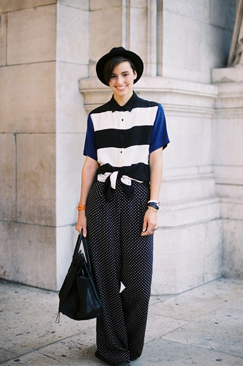 Quần ống suông - một phần không thể thiếu của trào lưu retro. Tạo sự khác biệt khi kết hượp style nữ tính này với style tom boy là áo kẻ và mũ phớt. Quần ống suông - một phần không thể thiếu của trào lưu retro. Tạo sự khác biệt khi kết hượp style nữ tính này với style tom boy là áo kẻ và mũ phớt.