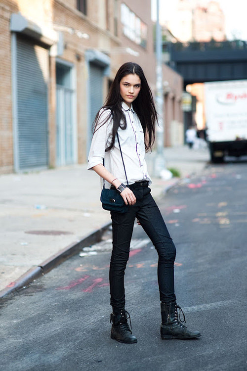 Cá tính với boot buộc dây. Xem thêm: Style búp bê mùa đông/Sao kết phong cách thời trang đường phố Cá tính với boot buộc dây. Xem thêm: Style búp bê mùa đông/Sao kết phong cách thời trang đường phố