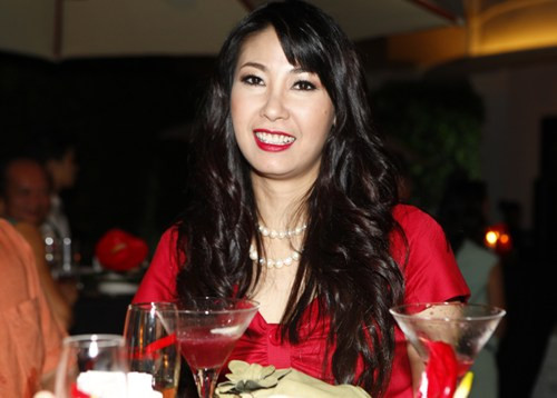 Mái tóc xoăn dài với phần tóc mái một bên trông Hà Kiều Anh già hơn khi cô để mái tóc ngang vai.