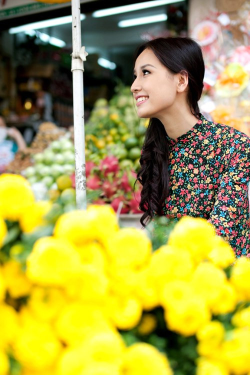 ...và thùy mị hơn với phần tóc xoăn nhẹ ở đuôi kết hợp với chiếc áo dài truyền thống. Xem thêm: Tóc đẹp của Sao Hollywood/Sao Hoa ngữ