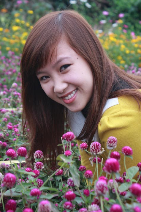 Đôi mắt cười, biết nói và nụ cười tươi, Lệ Chi khoe sắc bên những cánh đồng hoa rực rỡ.