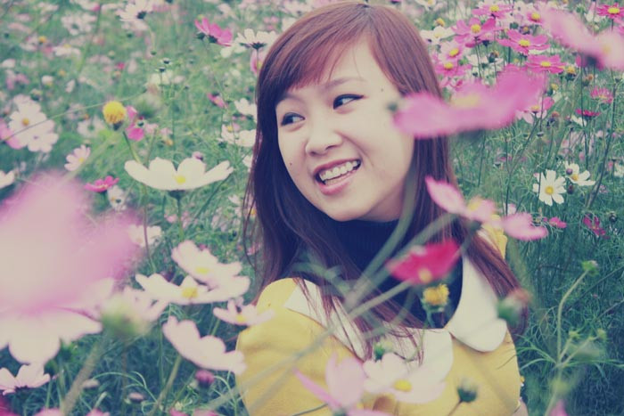 Trên cánh đồng hoa cỏ ngập sắc Xuân, Lệ Chi chọn cho mình bộ váy màu sắc rực rỡ, dạo chơi trong không khí Xuân đang đến.