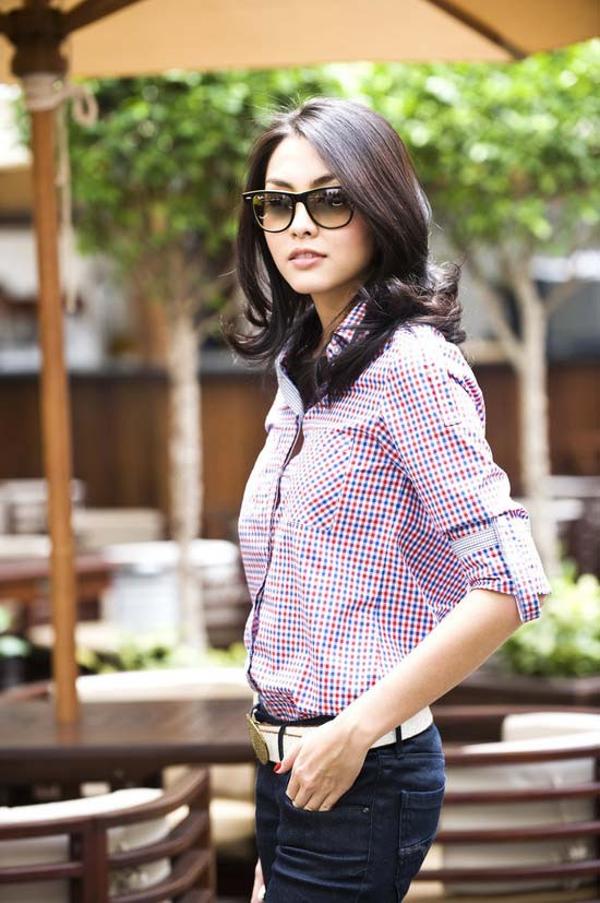 Không phải lúc nào những bộ cánh đắt tiền, có sắc màu sặc sỡ và kiểu dáng cầu kỳ, sang trọng mới khiến các bạn nổi bật và gợi cảm. Đôi khi, cũng nên chọn bộ trang phục thật giản dị, như áo sơ mi, đặc biệt sơ mi kẻ là lựa chọn sáng suốt nhất. Cùng ngắm Sao Việt diện chúng như thế nào để giúp họ tạo được hình ảnh thân thiện, đáng yêu và "lấy lòng" người hâm mộ một cách dễ dàng. Ảnh: Megafun Không phải lúc nào những bộ cánh đắt tiền, có sắc màu sặc sỡ và kiểu dáng cầu kỳ, sang trọng mới khiến các bạn nổi bật và gợi cảm. Đôi khi, cũng nên chọn bộ trang phục thật giản dị, như áo sơ mi, đặc biệt sơ mi kẻ là lựa chọn sáng suốt nhất. Cùng ngắm Sao Việt diện chúng như thế nào để giúp họ tạo được hình ảnh thân thiện, đáng yêu và "lấy lòng" người hâm mộ một cách dễ dàng. Ảnh: Megafun
