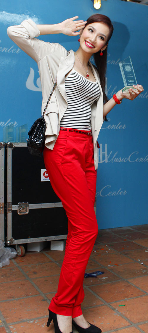 Trúc Diễm trẻ trung tạo dáng. Chỉ cần một chiếc áo hai dây kẻ nhỏ bên trong cũng đủ làm cô trở nên nổi bật. Xem thêm: Cùng Sao trở lại với thời trang "chắp vá"/Thời trang cho hot boy sành điệu/Thời trang "nude" của Sao Việt một năm qua Trúc Diễm trẻ trung tạo dáng. Chỉ cần một chiếc áo hai dây kẻ nhỏ bên trong cũng đủ làm cô trở nên nổi bật. Xem thêm: Cùng Sao trở lại với thời trang "chắp vá"/Thời trang cho hot boy sành điệu/Thời trang "nude" của Sao Việt một năm qua