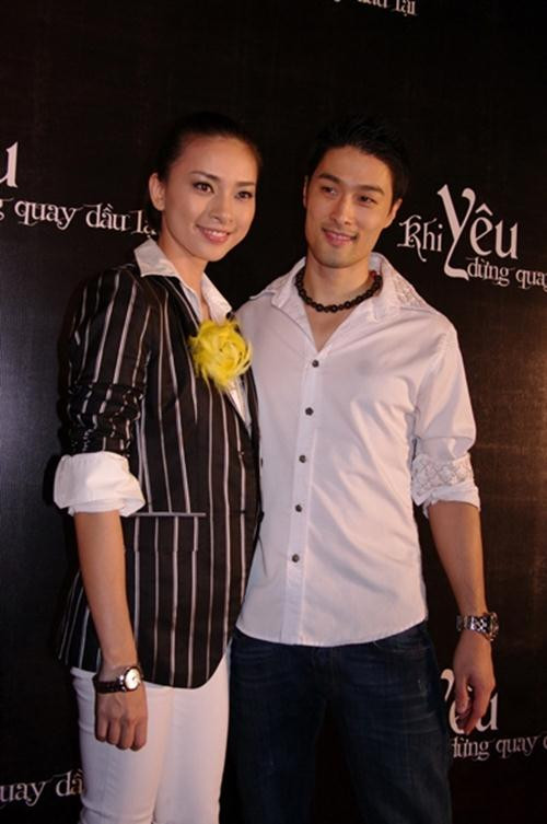 Phong cách tomboy với vest kẻ lạ mắt, nhưng có vẻ bông hoa vàng được cô sử dụng không thực sự hợp lí với style này. Ảnh: Eva Xem thêm: Cùng Sao trở lại với thời trang "chắp vá"/Thời trang cho hot boy sành điệu/Thời trang "nude" của Sao Việt một năm qua Phong cách tomboy với vest kẻ lạ mắt, nhưng có vẻ bông hoa vàng được cô sử dụng không thực sự hợp lí với style này. Ảnh: Eva Xem thêm: Cùng Sao trở lại với thời trang "chắp vá"/Thời trang cho hot boy sành điệu/Thời trang "nude" của Sao Việt một năm qua