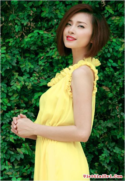 Hay có lúc lại trẻ trung và xinh đẹp trong bộ váy vàng rực rỡ, cùng đôi môi đỏ mọng! Ảnh: Vietgiaitri Xem thêm: Ngô Thanh Vân ra mắt BST Xuân - Hè cho nam giới/Những hình ảnh kinh dị của Ngô Thanh Vân