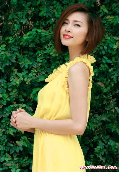 Hay có lúc lại trẻ trung và xinh đẹp trong bộ váy vàng rực rỡ, cùng đôi môi đỏ mọng! Ảnh: Vietgiaitri Xem thêm: Ngô Thanh Vân ra mắt BST Xuân - Hè cho nam giới/Những hình ảnh kinh dị của Ngô Thanh Vân