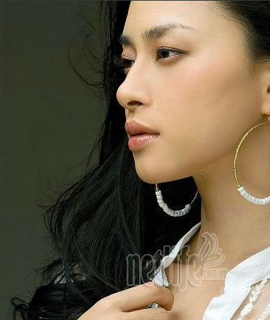 Mái tóc dài quen thuộc này đã nhường chỗ cho mái tóc ngắn cá tính và để phù hợp hơn với tính cách cũng như từng vai diễn. Với lối trang điểm nhẹ, người đẹp "Bẫy rồng" tự tin thể hiện những đường nét thanh tú trên gương mặt và thân hình gợi cảm của một người mẫu. Ảnh: Yume