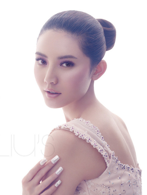 Tông hồng phớt rất phù hợp với kiểu tóc búi sang trọng. Hãy cùng thử nghiệm để bạn có thể là cô dâu đẹp xinh nhất.