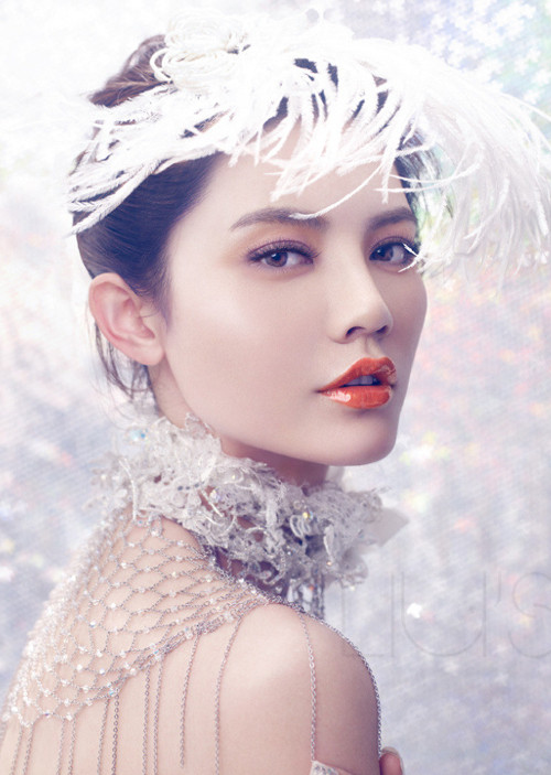 Kiểu tóc này phù hợp với cô dâu có gương mặt thanh thoát, mảnh mai.