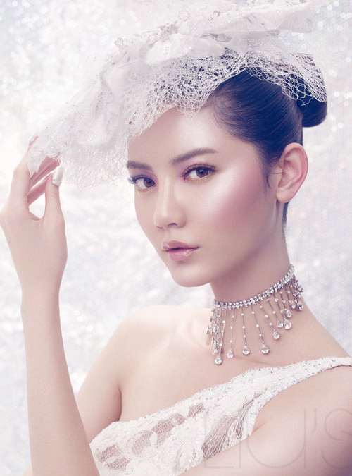 Bạn cũng có thể hóa một đóa hoa hồng đẹp xinh với màu phớt hồng cho mắt và tông son hồng nude. Phần tóc cho kiểu trang điểm này nên búi cao kết hợp với mạng trắng.