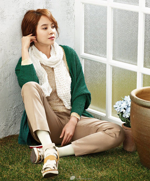 Hoặc đôi khi trông thật dịu dàng với chiếc áo khoác len màu xanh và quần kaki nhưng lại mix cùng sandal "khủng". Xem thêm: Sao Hàn mê mẩn mini dress/Ngắm sao Hàn mix đồ với áo dạ /Sao Hàn khép nép vì váy siêu ngắn