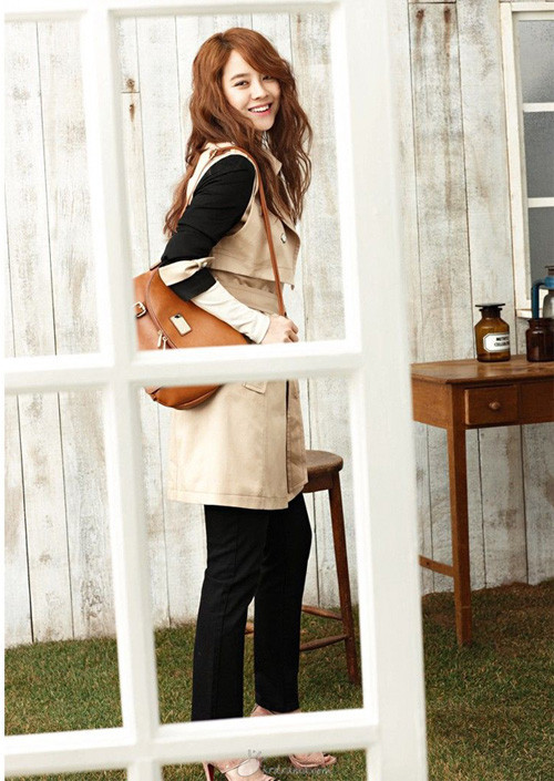 Hãy làm chốn công sở trở nên cuốn hút và đầy màu sắc hơn với những bộ quần, áo có kiểu dáng thoải mái, mềm mại như: áo blazer, áo khoác không tay, quần âu sáng màu... nhé!