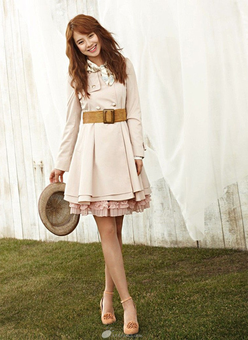 Sự phối hợp giữa váy liền với áo khoác lửng hoặc áo khoác váy với màu sắc dịu nhẹ này thường dành cho những bạn gái yêu thích phong cách thời trang duyên dáng. Bạn chắc hẳn còn rất duyên dáng dù diện chúng đi chơi hay đi làm.