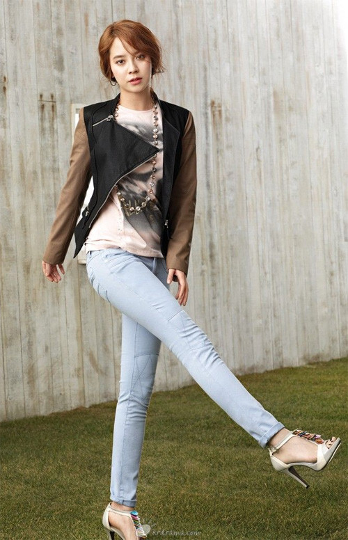 Những chiếc quần jeans sáng màu luôn là món quà đáng yêu cho các bạn gái có vòng ba và chân nhỏ. Bạn nên chọn áo tối màu hay có sắc màu rực rỡ khi diện kiểu quần này.