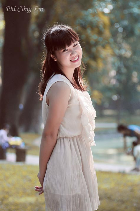 Là SV khoa Báo Ảnh, nên nhiếp ảnh chính là niềm đam mê của cô bé. Cùng bạn bè tìm cho mình những khung cảnh tuyệt đẹp để tự tin khoe vẻ đẹp ngây thơ, trong sáng. Lệ Chi khiến người đối diện trầm trồ vì vẻ nhí nhảnh và hồn nhiên của cô bé 9x.