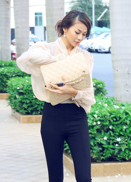 Bí quyết diện quần tregging không phản cảm ảnh 2 Thanh Hằng cắm thúng áo sơ mi trong chiếc quần tregging màu tối.