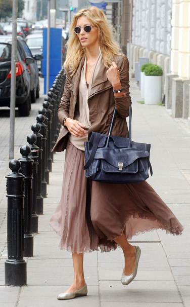 Siêu mẫu Anja Rubik đi giày búp bê ánh bạc vừa giản dị vừa thời trang. Xem thêm: Sao đi giày cao /Sao Việt được dịp chưng diện giày đế đỏ/Sao mang bầu vẫn chuộng giày cao gót/Giày hàng hiệu giá "khủng" của Sao Việt Siêu mẫu Anja Rubik đi giày búp bê ánh bạc vừa giản dị vừa thời trang. Xem thêm: Sao đi giày cao /Sao Việt được dịp chưng diện giày đế đỏ/Sao mang bầu vẫn chuộng giày cao gót/Giày hàng hiệu giá "khủng" của Sao Việt