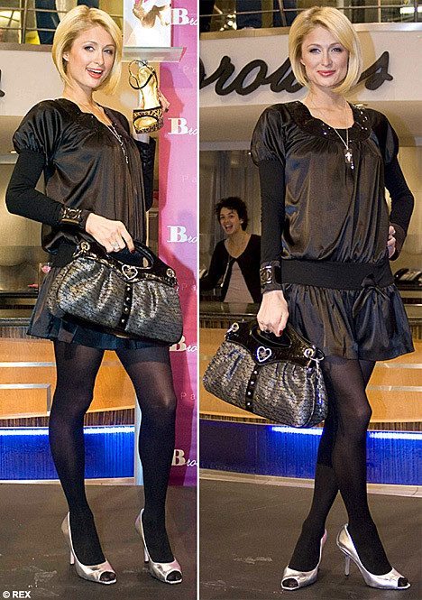 Hay nguyên cả cây đen với váy trẻ trung làm nổi bật ánh bạc của đôi giày. Xem thêm: Sao đi giày cao /Sao Việt được dịp chưng diện giày đế đỏ/Sao mang bầu vẫn chuộng giày cao gót/Giày hàng hiệu giá "khủng" của Sao Việt Hay nguyên cả cây đen với váy trẻ trung làm nổi bật ánh bạc của đôi giày. Xem thêm: Sao đi giày cao /Sao Việt được dịp chưng diện giày đế đỏ/Sao mang bầu vẫn chuộng giày cao gót/Giày hàng hiệu giá "khủng" của Sao Việt