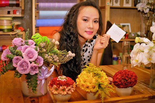 Trang điểm nhẹ nhàng và lựa chọn bộ váy chấm bi mềm mại, Yến Ngọc như cô gái đôi mươi hòa mình trong không khí Xuân. Trang điểm nhẹ nhàng và lựa chọn bộ váy chấm bi mềm mại, Yến Ngọc như cô gái đôi mươi hòa mình trong không khí Xuân.