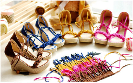 Nếu sở hữu bàn chân với phần cổ hơi nhỏ thì hãy chọn cho mình những đôi sandal có dây dài quấn lên phần cổ chân, hoặc dây nơ nhỏ thắt hờ trên mắt cá sẽ giúp chân bạn tròn mập hơn. Bạn nên tránh đi những kiểu dáng có phần quai thắt vào cổ chân, vì sẽ khiến cổ chân bạn trông bị đuối và biến chúng nhỏ hơn rất nhiều. Ảnh: Tin247