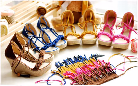 Nếu sở hữu bàn chân với phần cổ hơi nhỏ thì hãy chọn cho mình những đôi sandal có dây dài quấn lên phần cổ chân, hoặc dây nơ nhỏ thắt hờ trên mắt cá sẽ giúp chân bạn tròn mập hơn. Bạn nên tránh đi những kiểu dáng có phần quai thắt vào cổ chân, vì sẽ khiến cổ chân bạn trông bị đuối và biến chúng nhỏ hơn rất nhiều. Ảnh: Tin247