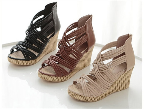 Một kiểu sandal dây chéo, bịt gót và phần đế làm bằng mây.