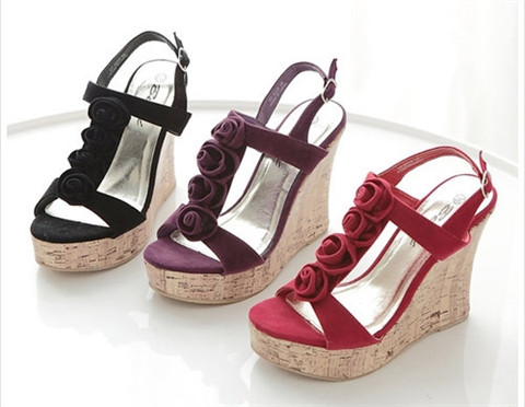 Thông thường, sandal đế xuồng phần gót được làm bằng cói hoặc bọc vải, chất liệu mát và nhẹ nên đi vào rất thoải mái, không bị nặng nề. Mùa hè bạn nên chọn những gam màu sáng, tươi mát cho đôi sandal của mình, không tạo cảm giác một khối màu nặng nề ở dưới chân.