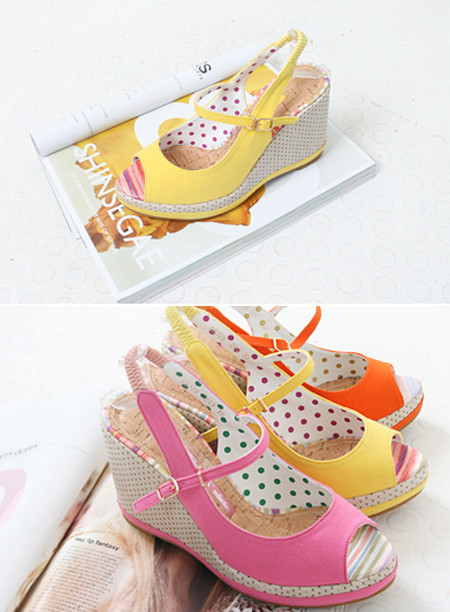 Với những đôi bàn chân to với các ngón mập mạp, nếu không biết cách chọn sandal sẽ rất xấu. Chọn sandal màu tối với phần quai vừa phải, vì chân bạn thô nên đừng để lộ bàn chân quá nhiều. Nhưng cũng không có nghĩa là bạn giấu tiệt các ngón chân đi nhé, đôi sandal với quai vắt qua mắt cá chân là lựa chọn số 1 dành cho bạn. Ảnh: Tin 247