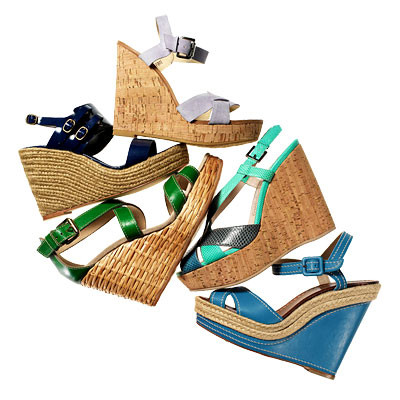 Giống như dép xỏ ngón hay sandal bệt, những đôi sandal đế xuồng dường như là "vũ khí" riêng của con gái trong mùa hè. Vừa tôn dáng vì phần đế vẫn cao, nhưng lại mát mẻ và thoáng chân với thiết kế của một đôi sandal. Ảnh: Yume